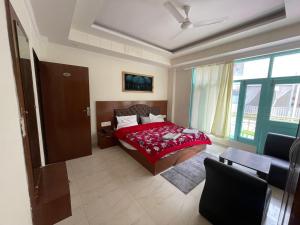 Giường trong phòng chung tại Rose Garden