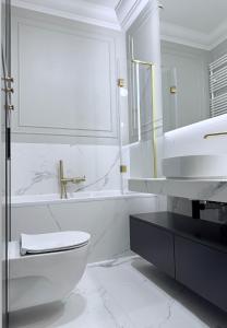 Et badeværelse på Luxury Residence Prime Location Parking + 21 billeder