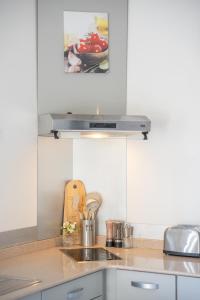 una cucina con lavello e fornello di Les Jardins des Alizés a Saint-François