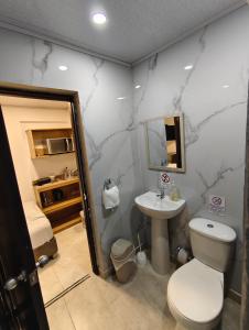 a bathroom with a toilet and a sink at Alojamiento turístico Keniant's in San Andrés