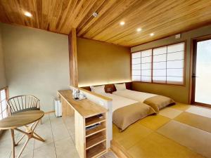 een slaapkamer met een bed, een bureau en een stoel bij Kansai Airport Hotel Pine Villa in Kansai International Airport +39 foto's