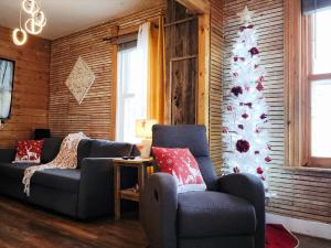 un soggiorno con due divani e un albero di Natale di Domaine pour 21 pers avec SPA et GRANGE Festive a Saint-Justin