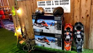 un cartello su un muro di legno con degli snowboard sopra di Domaine pour 21 pers avec SPA et GRANGE Festive a Saint-Justin