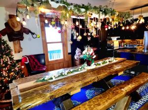 una sala da pranzo con un tavolo e un albero di Natale di Domaine pour 21 pers avec SPA et GRANGE Festive a Saint-Justin