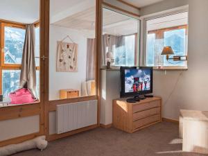 TV a/nebo společenská místnost v ubytování Appartement ski aux pieds Val Thorens - 6 pers, central et pratique - FR-1-637-92