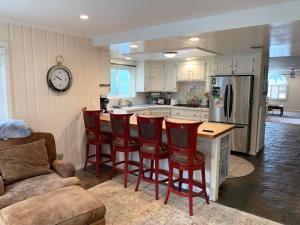 Kuchyň nebo kuchyňský kout v ubytování Marbella Lane - 3BR Coastal Charm in Seal Beach