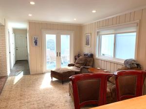 Posezení v ubytování Marbella Lane - 3BR Coastal Charm in Seal Beach