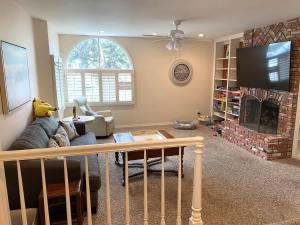 TV a/nebo společenská místnost v ubytování Marbella Lane - 3BR Coastal Charm in Seal Beach