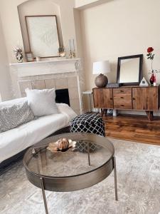 ein Wohnzimmer mit einer Couch und einem Couchtisch in der Unterkunft Happy Family Inn in McKinney