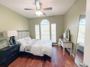 ein Schlafzimmer mit Bett und Deckenventilator in der Unterkunft Happy Family Inn in McKinney