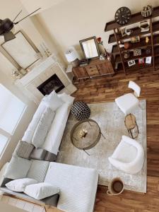 ein Wohnzimmer mit einer weißen Couch und einem Tisch in der Unterkunft Happy Family Inn in McKinney