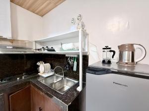 eine Küche mit Spüle und Arbeitsplatte in der Unterkunft Harry's Near the Beach Siargao in General Luna + 11 Fotos