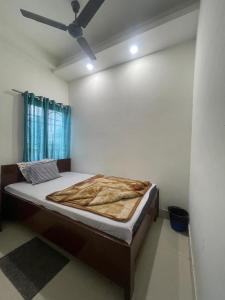 a bed in a room with a ceiling fan at HOTEL ROYAL CiTY KOCH BEHAR in Koch Bihār