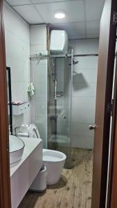 ein Badezimmer mit Dusche, Toilette und Waschbecken in der Unterkunft DINO Home HACOM 2BR city center in Kinh Dinh + 16 Fotos