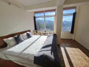 En eller flere senge i et værelse på Narkanda Heights - A haven