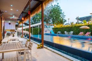 Bazén v ubytování พาลาซิโอ เดอ ปราณี nebo v jeho okolí