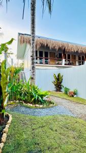 un resort con una palma e un passaggio pedonale di Aulea Siargao a General Luna