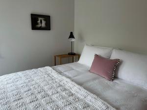 En eller flere senge i et værelse på Maddie's homestay