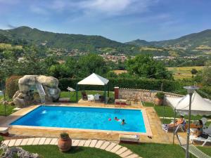 Nespecifikovaný výhled na hory nebo výhled na hory při pohledu z prázdninového domu