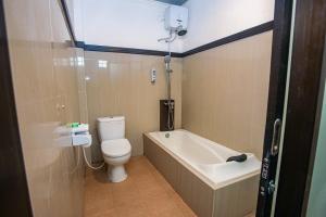 Een badkamer bij New Bintang Mandalika