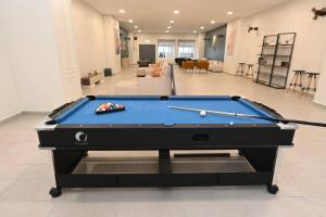 een pooltafel in het midden van een woonkamer bij Sireh Residence in Kota Bharu +10 foto's