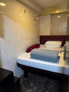 Zimmer mit 2 Betten in einem Zimmer mit in der Unterkunft Prime Star Guest House in Hongkong