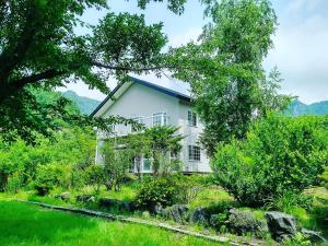 a white house in the middle of a field at aomame villa lake toya in Lake Toya