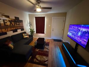 uma sala de estar com um sofá e uma TV de tela plana em Eagle Stay 3 em Eagle Pass mais 1 fotografia