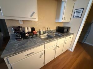uma cozinha com pia e micro-ondas em Eagle Stay 3 em Eagle Pass
