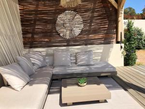 een bank op een terras met een potplant bij suara in Pinarellu