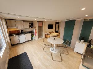 a kitchen with a table and chairs in a room at Studio Verde in Au
