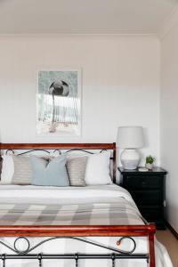 En eller flere senge i et værelse på Surfers Delight Beach House + 35 billeder