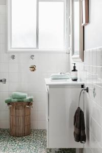 Et badeværelse på Surfers Delight Beach House