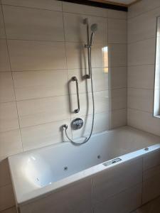 Koupelna v ubytování Moarhof + 18 fotografií