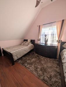 En eller flere senge i et værelse på Home in Mount Pocono - Sauna & Lakefront + 32 billeder