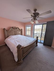 En eller flere senge i et værelse på Home in Mount Pocono - Sauna & Lakefront