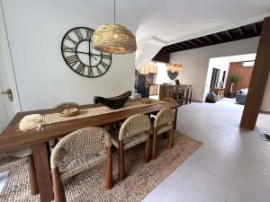 Posezení v ubytování de CINTA Villa - KUTA - 6 bedrooms - Heart of Kuta + 21 fotografií