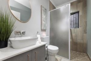 ein Badezimmer mit Waschbecken, Toilette und Spiegel in der Unterkunft Bird of Paradise in Tzaneen + 31 Fotos