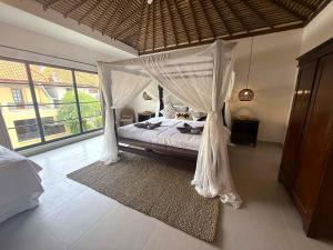 Postel nebo postele na pokoji v ubytování de CINTA Villa - KUTA - 6 bedrooms - Heart of Kuta