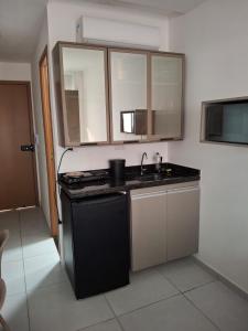 een keuken met een wastafel, een fornuis en kasten bij Eco mirage Residence in Porto De Galinhas +7 foto's