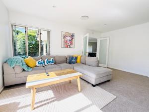 Et opholdsområde på Large warm 4BRM family recharge in Halswell - Netflix, Massage chair