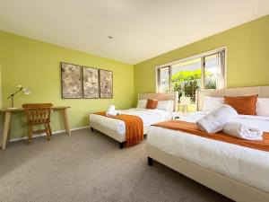 En eller flere senge i et værelse på Large warm 4BRM family recharge in Halswell - Netflix, Massage chair