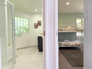 Køkken eller tekøkken på Large warm 4BRM family recharge in Halswell - Netflix, Massage chair + 44 billeder