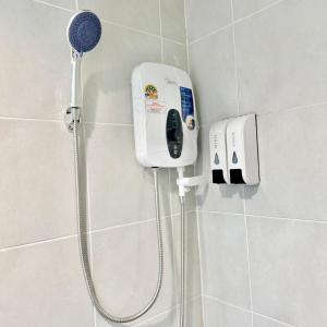 eine Dusche im Bad mit einem Haartrockner in der Unterkunft Rest Inn Silom - เรสท์ อินน์ สีลม in Bang Rak + 52 Fotos