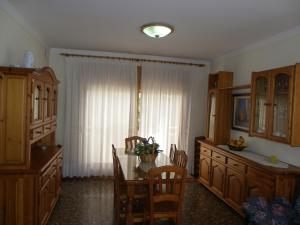 eine Küche mit einem Tisch und Stühlen sowie einem Fenster in der Unterkunft Azahara in Lloret de Mar