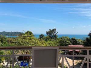 uitzicht op de oceaan vanaf een balkon bij New Land Hostel in Kaôh Rŭng (3)