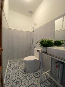 een badkamer met toilet en wastafel bij New Land Hostel in Kaôh Rŭng (3)