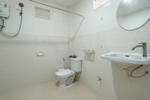 Phòng tắm tại Lanta Beachfront Resort +50 ảnh