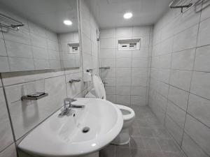 Koupelna v ubytování 루미에르스테이