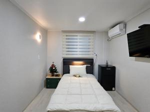 Postel nebo postele na pokoji v ubytování 루미에르스테이